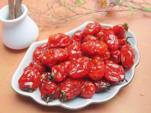 Cà chua sấy (đặc biệt là giống cà chua bi) cũng có giá không quá đắt đỏ, khoảng 40.000 - 50.000 đồng/gói. Vị lạ của loại quả sấy này khiến nhiều người tò mò và thích thú.