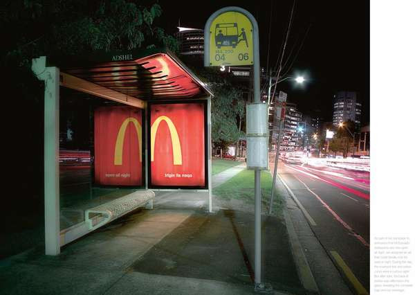Hình ảnh phản chiếu trong gương tạo thành logo Macdonald hoàn chỉnh.