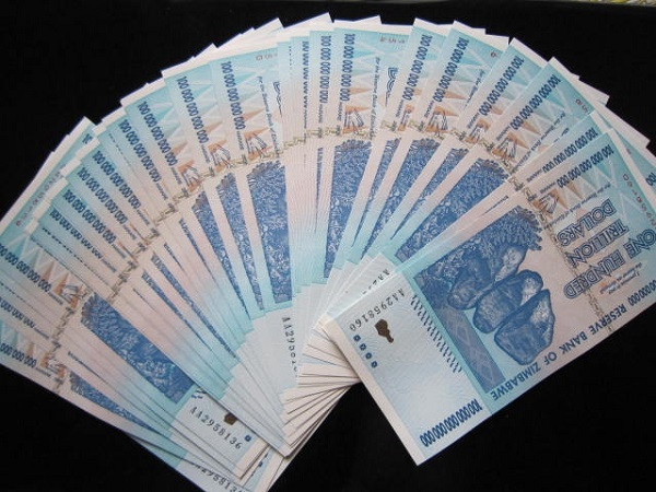 Tiền Zimbabwe 100 nghìn tỷ được chuộng lì xì năm mới hoặc những dịp đặc biệt với ý nghĩa mong công việc làm ăn, kinh doanh hanh thông, đạt được nhiều con số như trong tờ tiền khủng này.