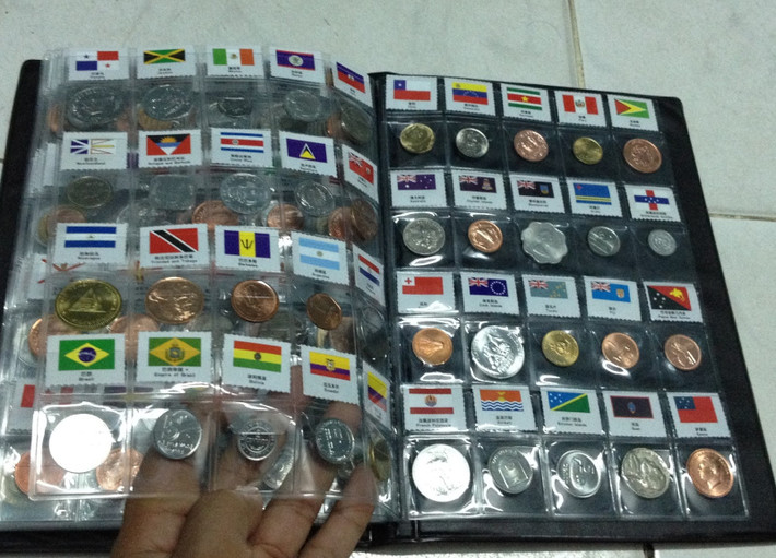 Các cửa hàng đổi - sưu tập tiền độc lạ đã bắt đầu tung nhiều bộ tiền lì xì Tết 2016 kèm mức giá từng loại. Trong đó, không ít bộ có giá cả triệu đồng. Hình ảnh bộ tiền xu 180 nước với đồng xu và cờ từng nước đi kèm có giá từ 2- 2,5 triệu đồng.