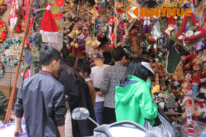 Chưa đầy 2 tuần nữa là đến giáng sinh, vì thế, các tiểu thương Hà Nội đã nhanh chóng bung hàng trang trí Noel để hút khách. Trên các đường Tô Hiệu, Hàng Mã, Đội Cấn... cảnh người vận chuyển, dọn hàng tấp nập.