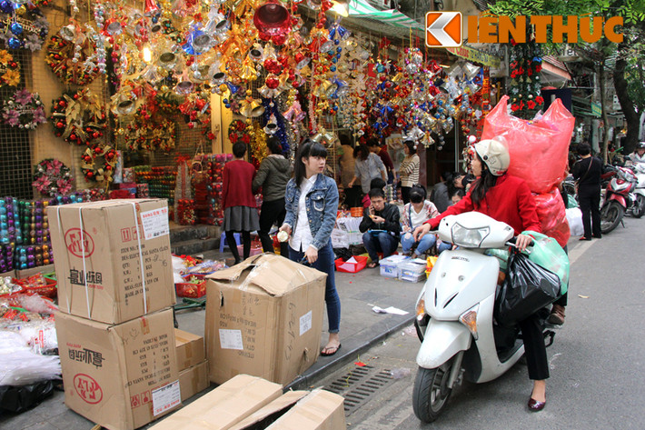 Không khó để thấy những thùng hàng đồ trang trí Giáng sinh xếp chồng trước hàng quán. Các hàng lớn tranh thủ đổ buôn cho khách bán lẻ để bán kịp trong hai tuần.