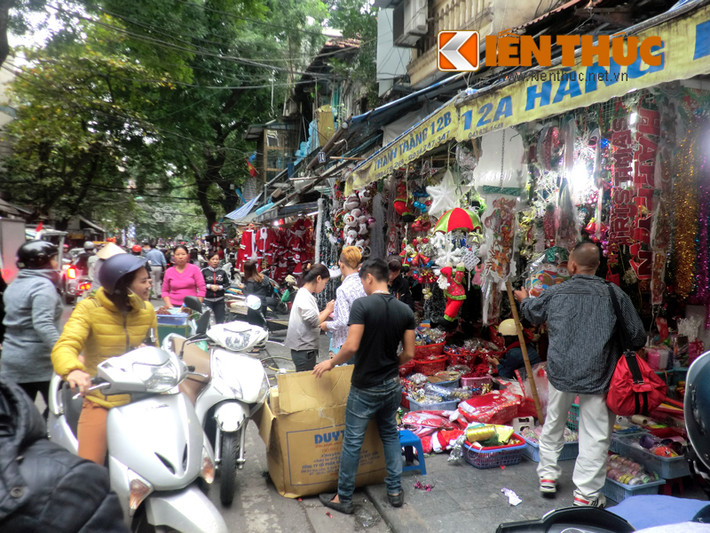 Bất cứ thời điểm nào trong ngày, người ta cũng thấy cảnh tượng đông đúc, chen lấn tại phố Hàng Mã khi các xe chở hàng, người bốc dỡ, sắp xếp, đánh hàng Noel dồn dập kéo tới.