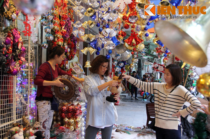 Các món đồ Noel độc lạ, bắt mắt và đẹp nhất đều được đặt ở những vị trí dễ nhìn để thu hút khách.