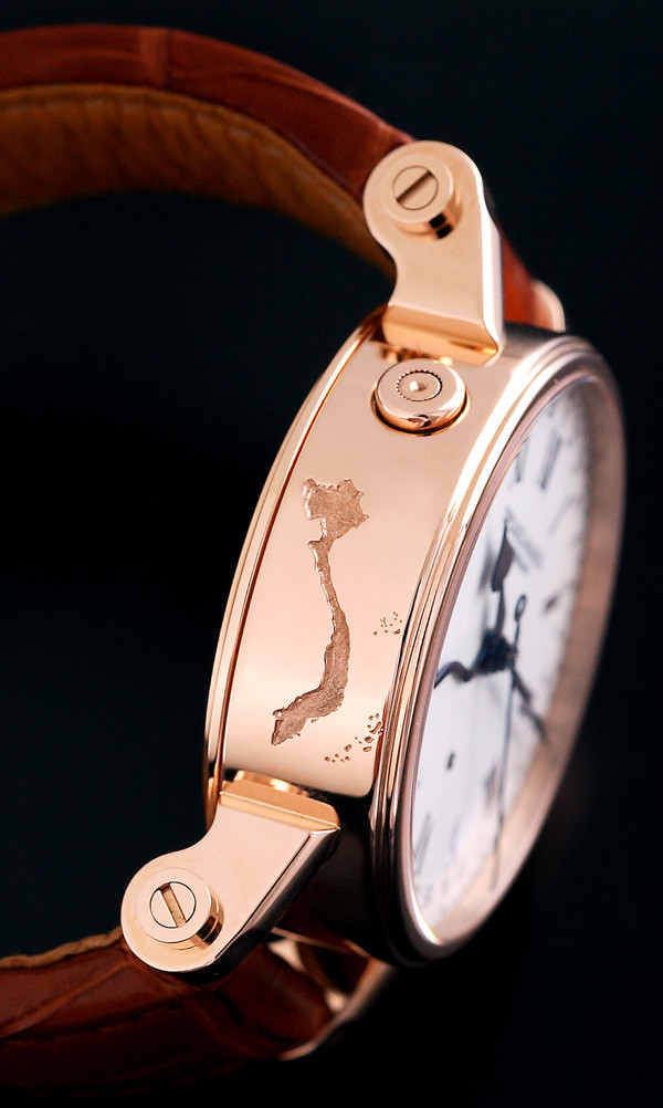 Chiếc đồng hồ được làm bằng vàng hồng 18k, bên cạnh bản đồ Việt Nam là họa tiết các đảo, quần đảo của nước ta.