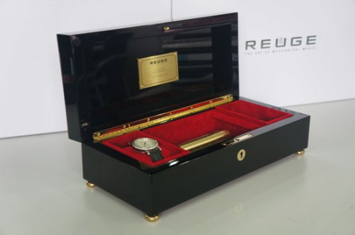 Đây là dòng sản phẩm nằm trong bộ sưu tập 88 hộp nhạc Reuge Dong Son Collection được giới thiệu vào năm 2013 do Reuge - hãng chế tác nổi tiếng củaThụy Sĩ. Giá mỗi chiếc hộp trên 100 triệu đồng, chúng được các đại gia, chính khách, nghệ sĩ yêu thích tìm mua.