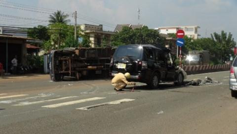 Sau va chạm, chiếc xe ô tô 7 chỗ bị nát hoàn toàn phần đầu, người trong xe phải đi cấp cứu. Ảnh công an khám nghiệm hiện trường vụ tai nạn.