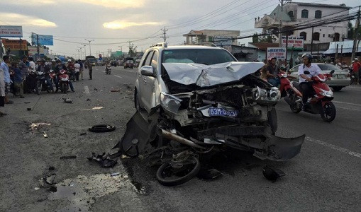 Đây không phải lần đầu xảy ra tai nạn bởi xe công biển xanh. Đầu tháng 11/2015, chiếc xe ô tô 7 chỗ biển số xanh, hiệu Innova, mang BKS: 63M - 000.34 lưu thông với tốc độ cao trên quốc lộ 1, theo hướng từ Cần Thơ về TP HCM đã va chạm với xe máy, khiến hai người tử vong. (Ảnh: ATGT)