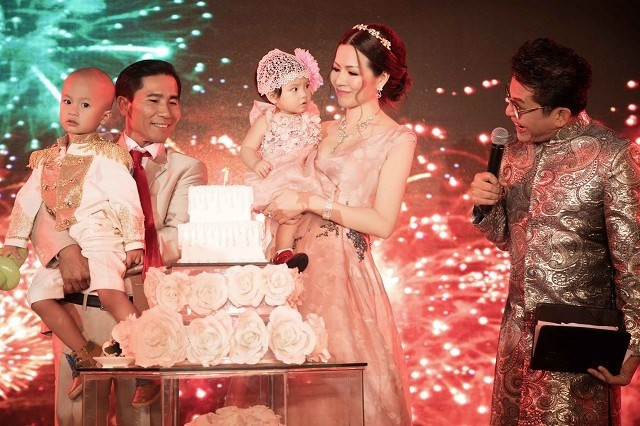 Gần đây, hoa hậu Phu nhân 2014 - Bùi Thị Hà đã khiến dư luận xôn xao khi cô tổ chức bữa tiệc thôi nôi hoành tráng cho cô con gái Gia Hân. Chi phí để tổ chức bữa tiệc này lên tới 2 tỷ đồng. Không chỉ cầu kỳ, hoành tráng, bữa tiệc còn quy tụ nhiều sao Việt nổi tiếng. Ảnh: Zing