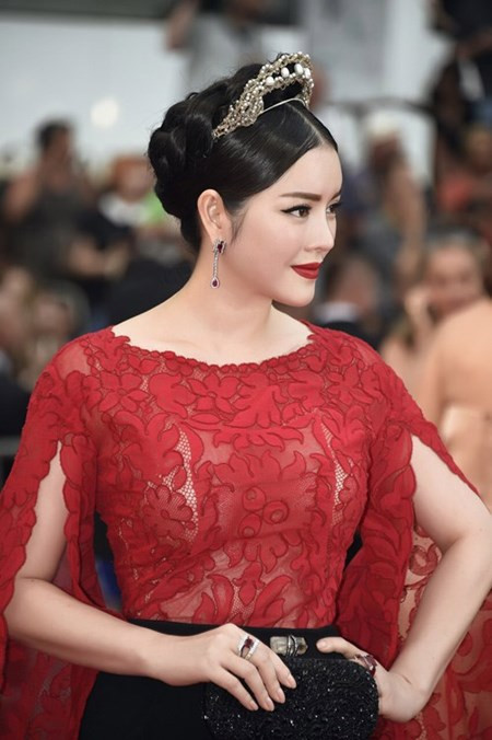 Trong 2 ngày liên tiếp của Liên hoan phim Cannes lần thứ 68 (2015), nữ doanh nhân Lý Nhã Kỳ đã xuất hiện và lập tức gây chú ý với những bộ cánh sang trọng, đẳng cấp. Trang phục, phụ kiện, nữ trang và chi phí đến sự kiện này đều do người đẹp "bạo chi", ước tính lên tới cả chục tỷ đồng.
