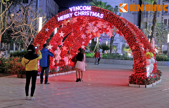 Con đường sao tại Vincom Nguyễn Chí Thanh thu hút nhiều người đến chụp ảnh.