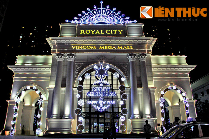 Royal City (Nguyễn Trãi, Hà Nội) nổi bật trong trời đêm với những ánh đèn lấp lánh.