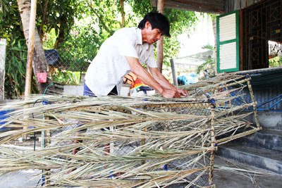 Chỉ việc thả những chiếc bóng hoặc lừ có mồi câu xuống lòng biển để dụ mực lá vào đẻ trứng. Ảnh ngư dân đang làm bóng mực. Ảnh: Báo Khánh Hòa.