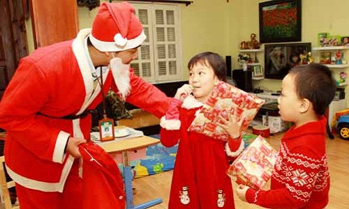 Hàng loạt dịch vụ Noel đã bắt đầu được tung ra vì thời gian đến giáng sinh chỉ còn 1 tuần lễ. Trong đó, dịch vụ thuê ông già Noel phát quà đắt khách nhất. Tùy vào quãng đường di chuyển và các yếu tố khác, mỗi lần thuê ông già Noel có giá từ 100.000 - 250.000 đồng.