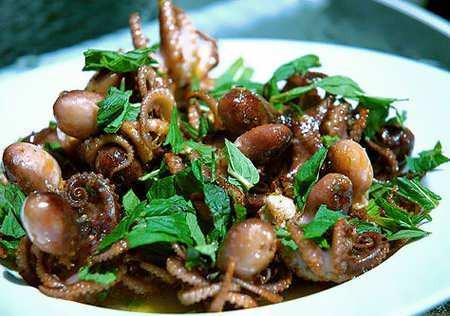 Ruốc lỗ được rao bán với giá dao động từ 100.000 đồng/kg, tùy từng thời điểm. Từ tháng 7 đến tháng 10 âm lịch được xem là mùa chính đánh bắt ruốc lỗ.