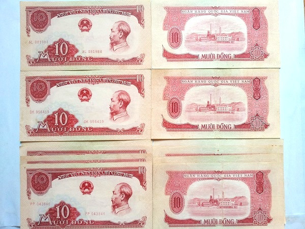 Tờ 10 đồng năm 1958 với mặt trước hình bác Hồ, mặt sau nhà máy gang thép Thái Nguyên có giá 150.000 - 300.000 đồng/tờ.
