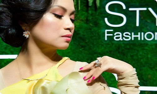 Đây không phải lần đầu vợ yêu của tỷ phú Chính Chu xuất hiện với những món đồ trang sức "đắt bỏng tay". Tại show diễn của NTK Quỳnh Paris tại New York, nữ ca sỹ - diễn viên Hà Phương đã đeo hai chiếc nhẫn kim cương hình chiếc nơ của thương hiệu Mimi So. Tổng giá trị của hai món phụ kiện này khoảng 550 triệu đồng.