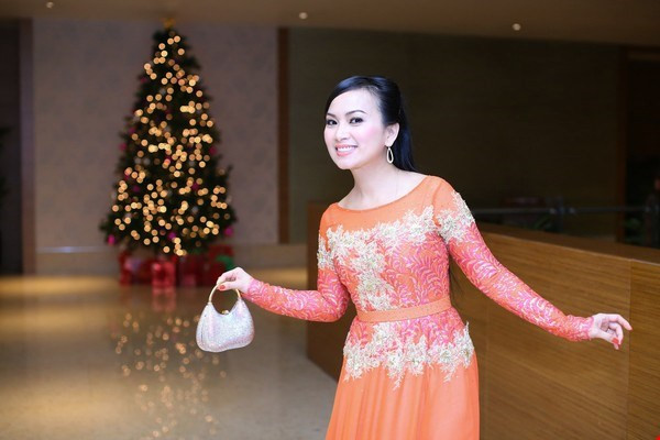 Bên cạnh đó, không ít lần cô gây sự chú ý khi diện những bộ đồ đi kèm với phụ kiện đắt đỏ. Trong hình, Hà Phương mặc bộ đầm lộng lẫy của thương hiệu Elie Saab có giá 10.000 USD (khoảng hơn 200 triệu đồng), kết hợp cùng một chiếc túi xách hàng hiệu đắt tiền.