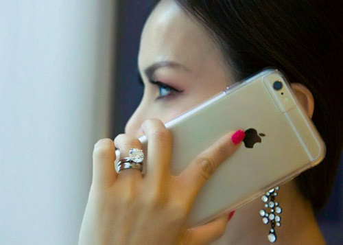 Mới đây, tỷ phú Hà Phương - em gái Cẩm Ly - đã thu hút sự chú ý khi xuất hiện tại sự kiện Muse Awards tại New York, Mỹ với bộ trang phục cực kỳ sang trọng. Nổi bật là chiếc nhẫn kim cương "khủng" trên tay cô.