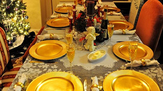 Nhà hàng La Brasserie và Tao li tại khách sạn Nikko có bữa tiệc tự chọn với hơn 150 món ăn Âu, Á, Việt Nam, Nhật Bản, rượu vang... với mức giá 1,2 triệu đồng/người, tiệc trưa buffet là 460.000 đồng/người.