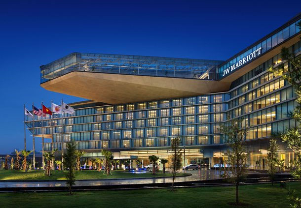Đắt đỏ hơn rất nhiều, tại nhà hàng Pháp cao cấp French Grill (Tiền sảnh khách sạn JW Marriott Hanoi), giá cho bữa tiệc chào đón Giáng sinh là 3 triệu đồng/người lớn và 750.000 đồng/trẻ em.