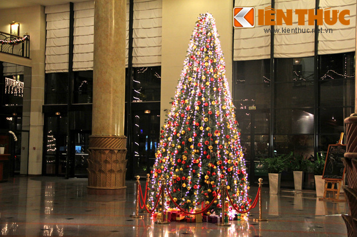 Năm nay, khách sạn Hilton Hà Nội đặt tại sảnh tầng 1 cây thông Noel đẹp mắt, nhiều màu sắc.