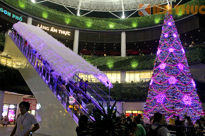 Vừa khai trương tháng 11 vừa rồi, trung tâm thương mại Aeon Mall Long Biên - Hà Nội ngay lập tức gây sự chú ý bằng nhiều hoạt động giải trí, mua sắm. Cây thông Noel và con đường ánh sáng tại đây luôn đông đúc các bạn trẻ đến chụp ảnh kỉ niệm.