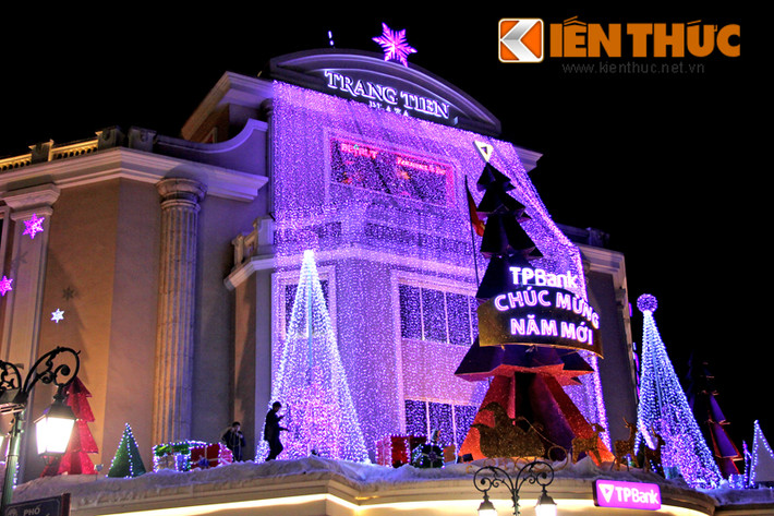 Phía bên ngoài, Tràng Tiền Plaza Hà Nội gây ấn tượng bằng hệ đèn lấp lánh, cùng hàng loạt cây thông noel với lời "Chúc mừng năm mới 2016".