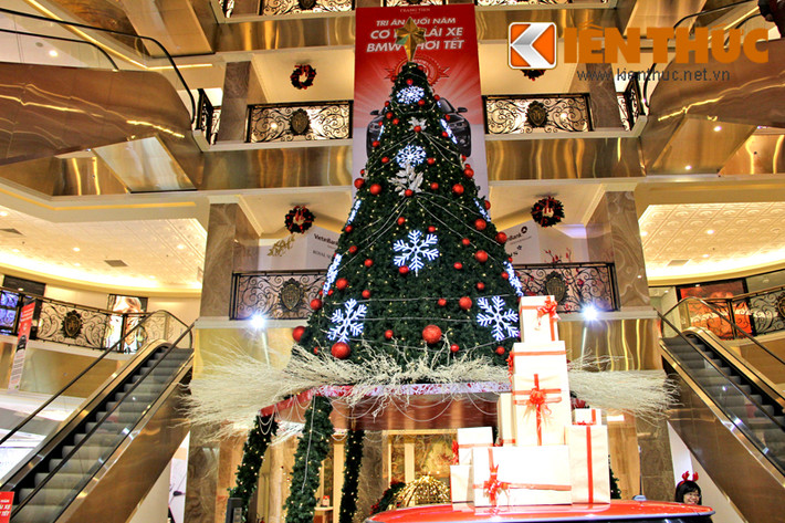 Năm nay, Tràng Tiền Plaza (Hà Nội) cũng thiết kế một cây thông khổng lồ ngay tại sảnh tầng 1.
