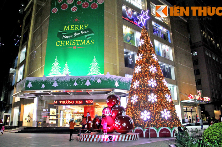 Năm nay, Vincom Bà Triệu cũng thu hút mọi người bằng cây thông Noel trang trí lấp lánh ánh vàng.