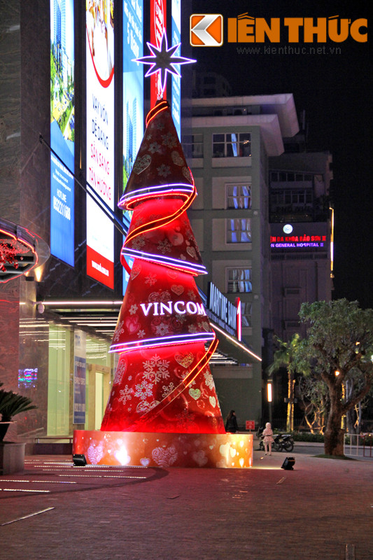 Chọn tông màu đỏ khác biệt, cây thông noel tại Vincom (Nguyễn Chí Thanh, Hà Nội) nổi bật nhờ hệ đèn chiếu đẹp mắt.