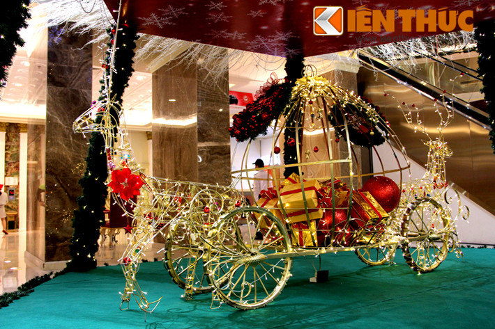 Dưới chân cây thông Noel là cỗ xe tuần lộc với đèn sáng lấp lánh và nhiều hộp quà bắt mắt.