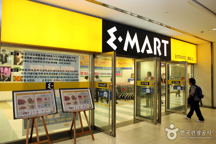 Tập đoàn Emart đạt doanh thu vượt mức 13,2 tỷ USD vào năm 2014. Theo kế hoạch phát triển thị trường bán lẻ tại Việt Nam, dự án EMart Gò Vấp là một trong chuỗi 17 siêu thị của tập đoàn EMart trên cả nước.