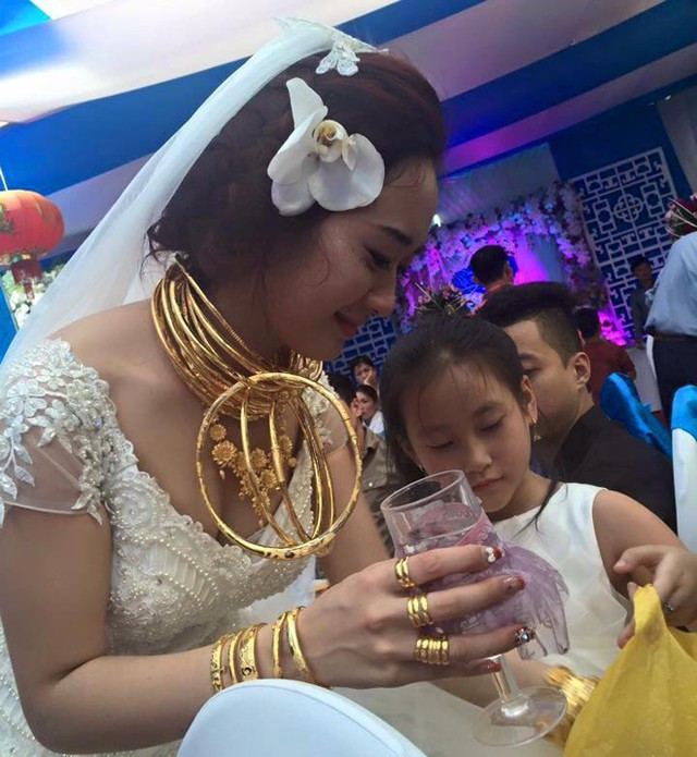 Hồi tháng 4/2015, cặp đôi ở Hương Sơn (Hà Tĩnh) cũng gây xôn xao cộng đồng mạng khi hình ảnh đám cưới của họ được chia sẻ với rất nhiều siêu xe, motor phân khối lớn. Đặc biệt, cô dâu, chú rể đeo cả kg vàng hồi môn trên người.