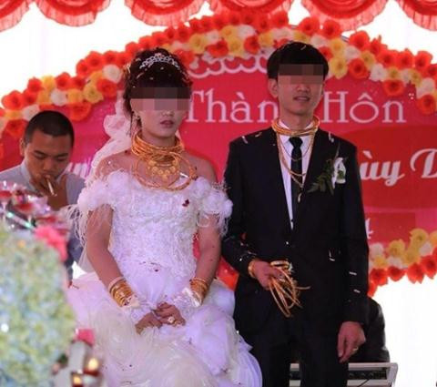 Một cặp đôi ở Hà Tĩnh cũng khiến nhiều người ganh tỵ khi họ nhận được quà hồi môn là hàng chục món đồ vòng, kiềng, nhẫn bằng vàng, đeo không hết, cả hai phải cầm bớt ở tay.