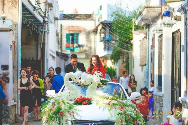 Theo thông tin đưa, chi phí cho tiệc cưới đã tốn gần 600 triệu đồng, nhiều xe sang tham gia lễ rước dâu. Được biết, cô dâu chú rể may mắn này thuộc hai bên gia đình đại gia ngành gỗ.