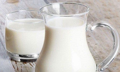 Sữa. Một trong những thức uống khiến bạn tăng cân đó là sữa. Mặc dù các nhà dinh dưỡng cho rằng sữa là đồ uống tốt nhất để thêm vào các loại ngũ cốc, chúng lại chứa rất nhiều thành phần chất béo, đường lactose, protein... Các thành phần này sẽ làm tăng lượng mỡ tích tụ trong cơ thể, là loại đồ uống tốt cho người có nhu cầu tăng cân, nhưng lại không có lợi cho những người béo phì và muốn giảm cân.