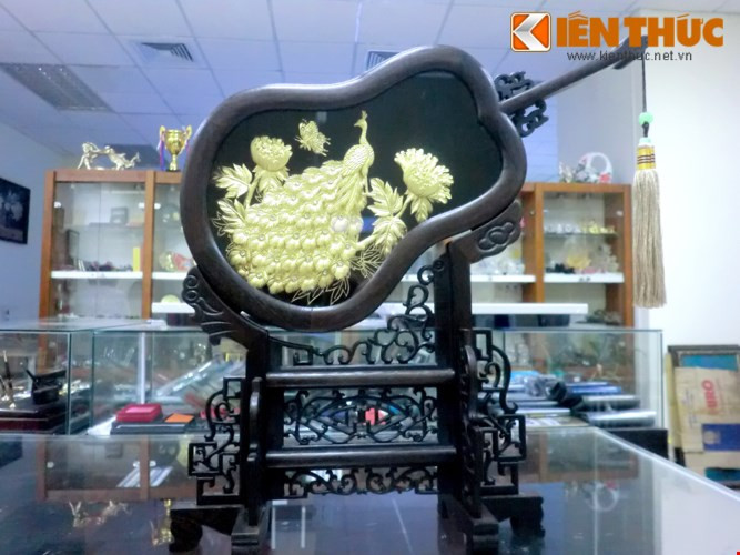 Tranh mạ vàng vừa làm đẹp căn phòng, vừa thể hiện sự giàu có của gia chủ.