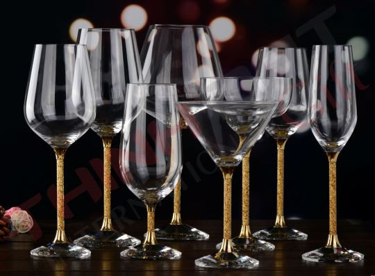 Các loại ly, chén mạ vàng có giá từ 2 triệu đồng trở lên. Chúng được chế tác với các lá vàng 24k và chất dung môi đặc biệt, để các lá vàng di chuyển đẹp mắt khi sử dụng ly cốc.