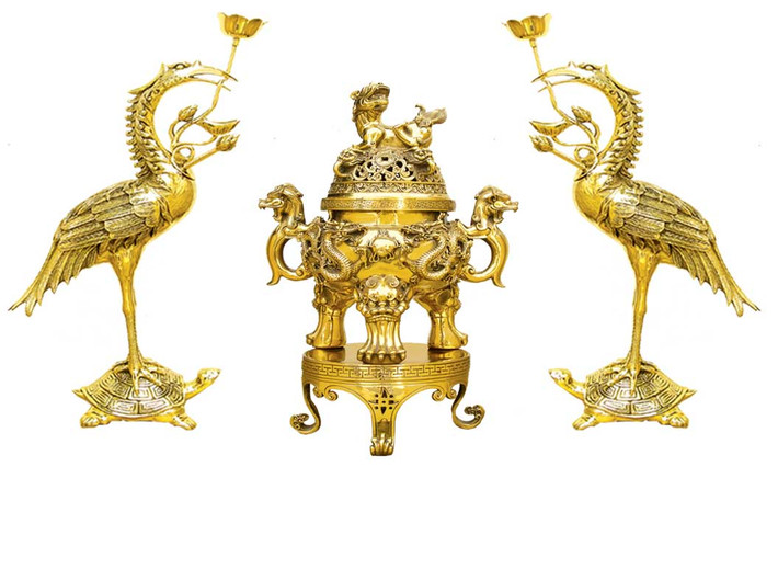 Gần Tết, các mặt hàng đồ thờ cúng mạ vàng cũng được săn lùng. Những bộ đồ thờ cúng bằng đồng đúc nguyên khối, hoa văn tinh xảo với đỉnh đồng, hạc, đôi đèn, chân nến, mâm quả... có giá từ chục triệu cho đến cả trăm triệu đồng.