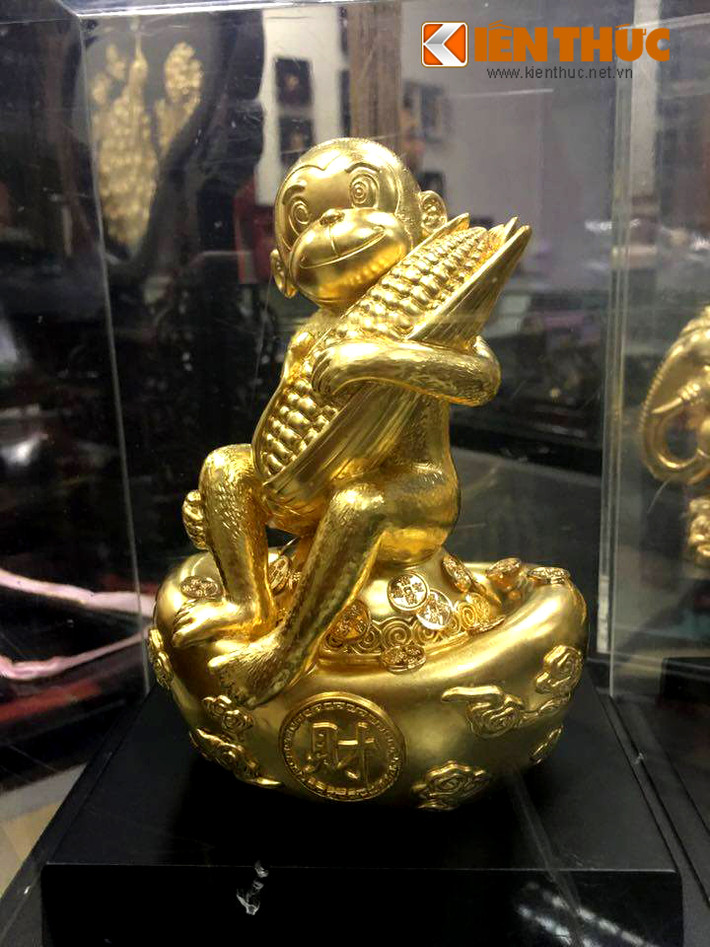 Mới đây, một công ty quà tặng có tiếng ở Hà Nội đã nhập về loạt hàng quà tặng phong thủy dịp Tết 2016. Trong đó, tượng khỉ phong thủy mạ vàng nhanh chóng gây được sự chú ý vì đây là linh vật của năm mới sắp tới.