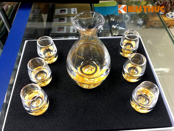 Bên cạnh các mặt hàng phong thủy, theo giám đốc công ty quà tặng trên đường Nguyễn Chí Thanh (Hà Nội), nhiều mặt hàng quà biếu cao cấp đã được khách đặt từ rất sớm. Trong đó, các bộ ly, cốc kết hợp giữa pha lê và và vàng lá 24k thu hút hơn cả.