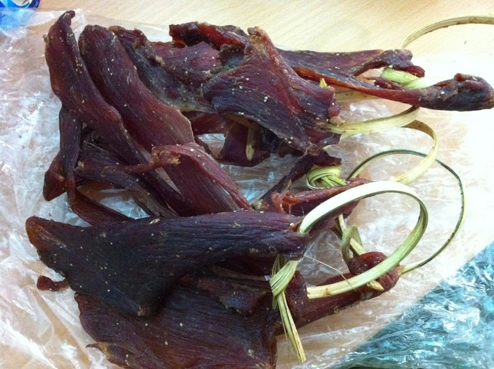 Thịt bò gác bếp Lào có giá đắt hơn, từ 750.000 đồng/kg. Ngoài ra, thịt bò cán mỏng được rao bán với giá 600.000 đồng/kg.