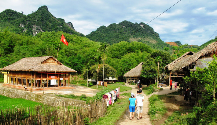 Địa điểm đến gần hơn được các công ty lữ hành chọn khai thác dịp tết dương là Mai Châu, Thung Nai (Hòa Bình). Giá các tour Hà Nội đến hai địa điểm này dao động từ 600.000 - 800.000 đồng/người (lịch trình 2 ngày 1 đêm).