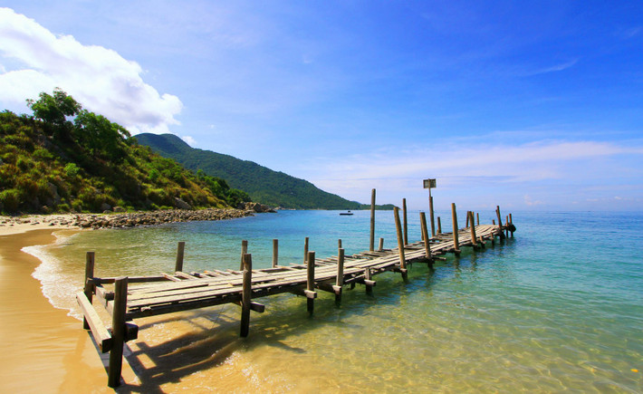 Nhiều công ty lữ hành cũng nhanh chóng khuyến mại tour du lịch Tết dương để thu hút khách du lịch, trong đó, lịch trình đi Nha Trang (3 ngày 2 đêm) giảm từ 2,5 triệu đồng xuống còn 2,1 triệu đồng/người.