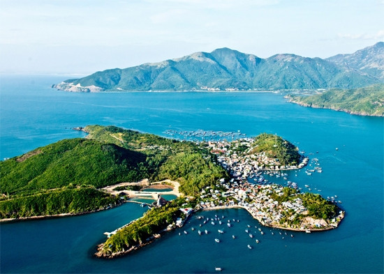 Ngoài ra, một số tour đến các vùng biển Nha Trang, Phú Quốc vẫn chứng tỏ độ "hot" vào thời điểm này. Theo anh Nguyễn Thành Vinh (hướng dẫn viên du lịch): "Với nhiều khách, nghỉ lễ đi tránh rét cũng là một ý tưởng không tồi, do đó, một số tour đi biển dịp Tết dương vẫn hút khách. Hà Nội đi Nha Trang có giá từ 2,1 - 2,5 triệu đồng/người (3 ngày 2 đêm).