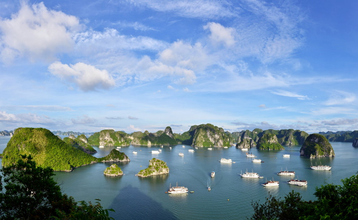 Mặc dù được nghỉ lễ 3 ngày, song các công ty lữ hành vẫn mở các tour ngắn trong ngày để hướng tới các nhiều nhóm khách hàng khác nhau. Trong đó, du lịch khát vọng Việt mở tour Hạ Long (lịch trình 1 ngày) với mức giá khuyến mãi 650.000 đồng/người.