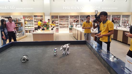 Ngoài các mặt hàng thiết yếu, khách hàng có thể trải nghiệm đồ chơi công nghệ cao tại Emart Gò Vấp (TP HCM). (Nguồn ảnh: Emart).