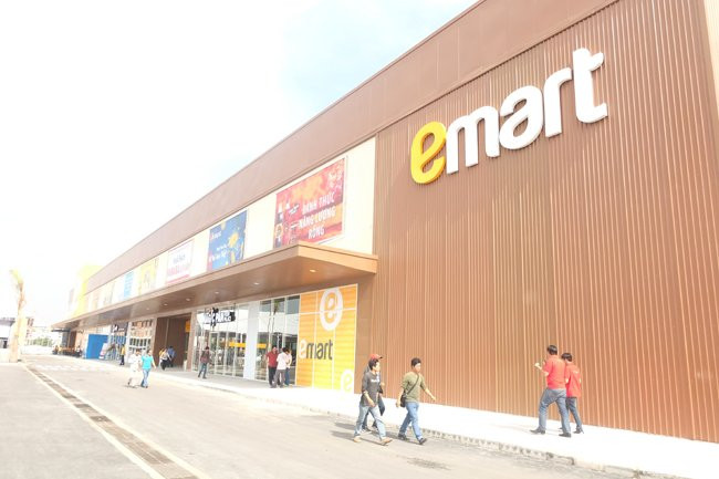 Theo thông tin, đại siêu thị Emart Gò Vấp thuộc tập đoàn Shinsegae (Hàn Quốc) - một đại gia bán lẻ có tiếng ở Hàn Quốc. Ngày khai trương, siêu thị này có lượng khách "khủng" đổ về vì nhiều mức ưu đãi khi mua hàng như đồ thời trang giảm giá còn từ 70.00-90.000 đồng một sản phẩm, ưu đãi mặt hàng đa dạng từ nhu yếu phẩm, sản phẩm tươi sống. Ảnh: Thesaigontimes.