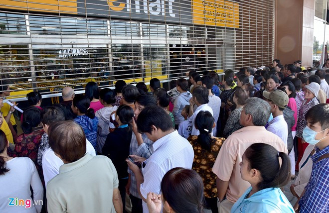Trong ngày đầu khai trương, siêu thị Hàn Quốc Emart (tại Gò Vấp, TP HCM) đã hút hàng nghìn người đến mua sắm, thậm chí có những khách hàng sẵn sàng chờ đợi hai tiếng đồng hồ ngoài cửa để được vào cửa. Ảnh: Zing